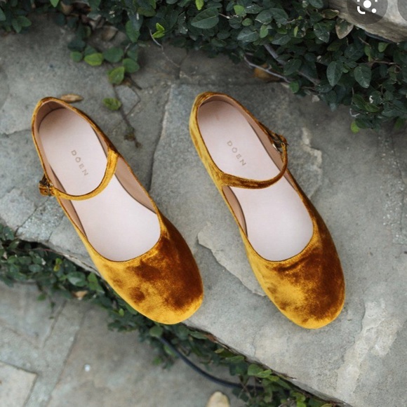 Doen Shoes - Dôen velvet Mary Jane flats in Gold